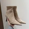 Botas de tacón alto de aguja de punta fina de gamuza estilo retro Chuyuji con un ambiente de otoño-invierno y elegante cremallera trasera