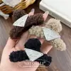 Pinza de Pelo de Felpa con Letra para Otoño e Invierno, Pasador Dulce con Cara Sonriente, Pinza de Tiburón para Peinado Recogido en la Parte Trasera de la Cabeza, Adecuado para Cabello Grueso, Accesorio para el Cabello para Mujeres