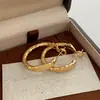 Brincos Redondos de Metal Banhados a Ouro 18K Real Estilo Novo Europeu e Americano Brincos Argola para Afinar o Rosto Leve Luxo Sensação de Alto Padrão Acessórios de Brinco de Temperamento