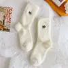 Meias brancas femininas outono e inverno quentes veludo de vison sono meias de casa desenho animado engraçado inverno meias de cano médio femininas casa