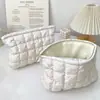 Bolsa de Maquillaje Acolchada Transfronteriza Gran Capacidad Portátil Diseño de Nicho Bolsa de Maquillaje para Mujer Bolsa de Almacenamiento Color Crema Estuche de Almacenamiento para Lápices