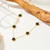 Set Retro de Flor de Cinco Pétalos Más Vendido Transfronterizo para Mujeres, Elegante y de Moda Collar de Acero de Titanio con Flor de Cinco Pétalos, Lujo Ligero y Que No Se Desvanece al por Mayor