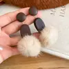 Brincos de Bolas de Pelo de Madeira Oval Agulha de Prata Retrô Literário Outono e Inverno Elegantes Nicho Acessíveis de Luxo Brincos de Alta Qualidade