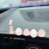 Tudo corre bem com as novas decorações do console central do carro: criativo, luminoso e com designs de lichia e rosa para a tela