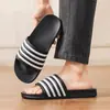 Talla Grande Transfronteriza 47 Nuevas Chanclas Rayadas de Verano para Hombre, Sandalias Deslizantes Transpirables y Ligeras para Estudiantes, Zapatos Casuales para Exteriores y Playa
