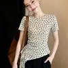 Camiseta feminina branca com estampa de grou de travesseiro de design irregular, gola redonda, formato de coração, manga curta, novo estilo coreano de verão, corte justo, camada dupla