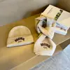 Conjunto de Chapéu de Tricô e Cachecol Infantil Duas Peças para Outono e Inverno, Chapéu Estiloso com Proteção para as Orelhas para Crianças Mais Velhas, Gola Térmica à Prova de Vento de Cor Sólida para Meninos