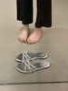 Sandalias de Moda para Mujer 2026 Verano Nuevas de Fondo Plano de una Sola Tira con Pedrería Chanclas de Uso Exterior para Mujer Tendencia Frescas