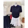 Suéter de punto trenzado para mujer con cuello polo estilo universitario, de manga corta, adelgazante y único, de longitud corta, nuevo top de moda para el verano de 2025