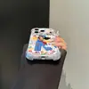 Adecuado para funda de teléfono Apple 17, overol de dibujos animados, niña, flores, corazón, texto en inglés, funda espacial anticaídas para iPhone 18