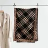 Xale Xadrez Britânico para Mulheres na Moda Outono e Inverno, Versátil, Luxo Leve e Peça de Roupa Externa de Alta Qualidade, Xale com Franjas de Imitação de Caxemira Venda por Atacado