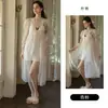 Precioso, sexy, satén sedoso, escote en V pronunciado, corte bajo, push-up, con almohadillas extraíbles, tiras cruzadas, camisón sin espalda con bata exterior 7213