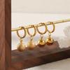 Pendientes de moda nuevos y sencillos de estilo transfronterizo europeo y americano con cuentas redondas esmeriladas brillantes de 10 mm y hebilla de acero de titanio.