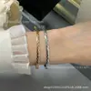 Pulseira V dourada de alta qualidade com padrão de diamante para mulheres, versões estreita e larga, gravação de precisão CNC, pulseira de luxo leve estilo Chanel, atacado do fabricante e entrega direta