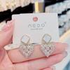 Exquisitos pendientes de moda con forma de corazón y placa de concha, pendientes coreanos de alta gama con circonitas cúbicas de amor y plata, joyería para las orejas de celebridades de Internet.