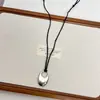Colar com Pingente Oval Vazado Pintado à Mão Minimalista Moda Personalidade Estilo Cool Corrente para Clavícula Temperamento Nicho Acessório Versátil