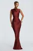 Vestido longo sem mangas com decote redondo, costas vazadas, amarração na cintura, caimento justo ao corpo, barra em cauda de peixe, elegante vestido de noite