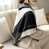 Bufanda versátil de algodón y lino nueva para primavera y verano, calentador de cuello simple con bloques de color blanco y negro, chal, bufanda larga de doble uso para protección solar