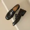 Novos mocassins de moedas estilo britânico marrons para outono e inverno, sapatos rasos de couro slip-on com moedas, sapatos femininos de couro genuíno