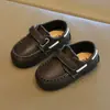 Mocassins slip-on para meninos e meninas, mocassins casuais de sola grossa, novo modelo 2026 com velcro, sapatos confortáveis e versáteis