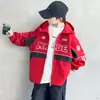 Jaqueta corta-vento com capuz para meninos, primavera e outono, para crianças de meia-idade e mais velhas, peça de outer wear com blocos de cor e patchwork, jaqueta corta-vento estilosa com logo de letras para crianças