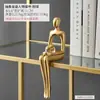 Arte Abstracto Figura Sentada Lujo Ligero Adorno Pequeño para Sala de Estar Entrada de Casa Exhibición Decoración de Gabinete de Vino