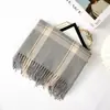 Cachecol de Imitação de Caxemira Outono e Inverno para Mulheres, Novo Estilo, Cachecol Quente para Pescoço com Padrão Xadrez Grande, Estilo Japonês e Coreano, Xale para Roupa Externa, Lenço Quadrado Grande
