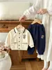 Nuevo conjunto de estilo coreano y universitario para niños, conjunto de dos piezas de chaqueta de béisbol y pantalones joggers, ropa de otoño para niños, fabricante