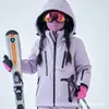 La chaqueta de esquí para niños es impermeable y cálida, con capucha y forro acolchado, adecuada tanto para niños pequeños como mayores, proporcionando protección contra el frío en condiciones de nieve.
