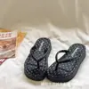 Chanclas de plataforma gruesa para mujer para uso en exteriores en la playa, nuevo modelo verano 2026, antideslizantes, estilosas, versátiles, lindas y cómodas