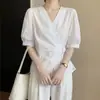 Camisa irregular de manga curta com decote V única e estilosa para mulheres, verão 2026, plus size, top que emagrece e valoriza