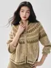 Cardigã de cashmere Fair Isle com zíper duplo para mulheres, apresentando gola alta, corte relaxed, design espessado e um padrão jacquard moderno com color blocking.