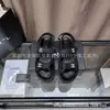 Sandálias de Velcro Xiaochangfeng Versão de Luxo em Estoque para Mulheres, Modelo Novo 25, Sapatos Romanos de Solado Grosso, Sapatos de Praia com Fivela de Metal e Pérola