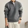 Suéter retro americano de media cremallera con cuello alto, estilo old-money, diseño de tres rayas, versátil, hecho con cálido forro polar, suéter clásico para hombre