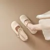 Zapatos Mary Jane vintage estilo francés con camelia para mujer, colección otoño 2026, adecuados para combinar con faldas, tacón grueso, correa única, cuero suave, zapatos de tacón bajo de una sola correa