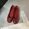 Em Estoque, Envia Imediatamente! Sapatilhas Femininas Redondas com Acabamento em Óleo e Cera, Estilo Mãe de Uva, Bico Redondo, Bocal Baixo, Sola Plana