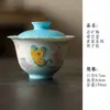 Conjunto de chá de cerâmica azul céu claro com underglaze pintado à mão, apresentando um design de borboleta, incluindo uma tigela com tampa, bule, xícaras de chá e xícaras de café