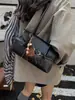Bolsa Baguete de Mão Flip Top de Luxo Feminina Nova Outono/Inverno 2026 Pequena de Nicho Versátil para o Dia a Dia Bolsa de Ombro Bolsa de Braço