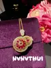 Colar com Pingente de Cabaça Rotativo Cor Dourada Estilo Antigo com Design de Janela Floral Cravejada de Diamantes, Colar Borboleta Rosa com Filigrana Estilo Chinês Novo