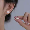 Aretes de doble flor con poste de rosca para mujer, con un diseño único y elegante, cómodos de llevar sin necesidad de quitárselos, dulces y lindos, y adecuados para orejas recién perforadas.