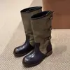 Botas de Montar de Cuero de Vaca de Moda 2026 con Correa de Hebilla, Punta Redonda, Parche Cuadrado y Tacón Cuadrado para Mujer, hasta Media Pantorrilla