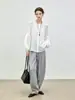 Camisa Branca Exquisita com Bordado Floral Vazado Estilo Sul da França para Mulheres Primavera e Outono 2026 Gola Redonda Mangas Bufantes Blusa Elegante Versátil
