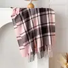 Lenço Xadrez Clássico de Alta Qualidade Imitação de Caxemira Outono/Inverno Versátil para Casal Cor Sólida Bloco de Cores Xadrez Espessado Xale em Estoque