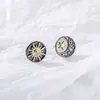 Pendientes de Sol, Luna y Estrella con Borla para Hombre Estilo Retro Más Fáciles de Combinar Accesorios Diseño Personalizado de Nicho Joyería de Alta Gama Nueva 2025