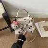 Bolsa Pequena de Mão Versátil com Bolinhas Feminina 2026 Nova Moda Mini Caixinha Bolsa Quadrada Pequena Bolsa Transversal Simples com Corrente