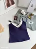 Camisola de chica caliente de verano para mujer, imitación de dos piezas con copas incorporadas, diseño de color contrastante, adecuada para usar sola o en capas, con una espalda bonita y corte ajustado