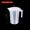 Taza medidora de plástico con tapa y escala en stock, especializada para tiendas de té de burbujas, jarra medidora doméstica de grado alimenticio, resistente a altas temperaturas