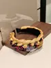 Diadema Trenzada Bicolor para Primavera y Verano con Ala Ancha, Diseño de Copa Alta, Efecto Adelgazante del Rostro, Adecuada para Salidas Diarias y Lavado de Cara