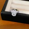 Nuevo estilo europeo y americano, anillo abierto geométrico ovalado de zirconia cúbica ultrabrillante, un diseño de nicho y sofisticado, perfecto para el dedo índice, un anillo de moda para mujer