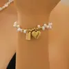 Collar de Perlas Barrocas Vintage con Colgante Cuadrado de Corazón de la Suerte y Dijes de Letras de Buena Suerte, Accesorio de Lujo Ligero de Alta Gama